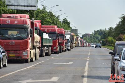 “炎”酷挑戰(zhàn)！新港交警熱浪治堵，保障道路貨物運(yùn)輸